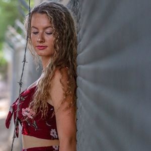 Meet your Posher, Elise